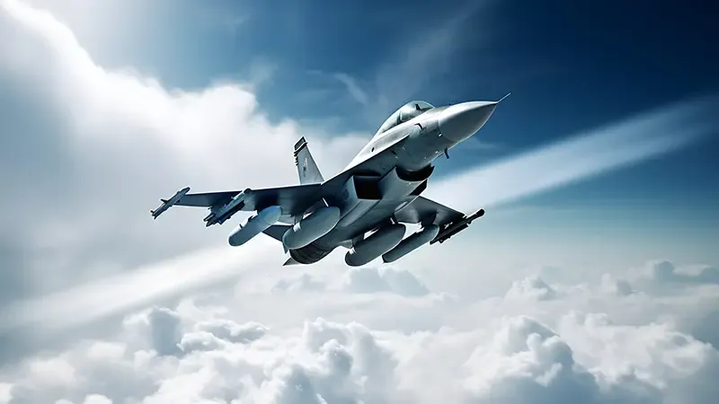 現代の戦闘機が雲と太陽光線のある空を飛んでいる。航空機にはミサイルが搭載されている。
