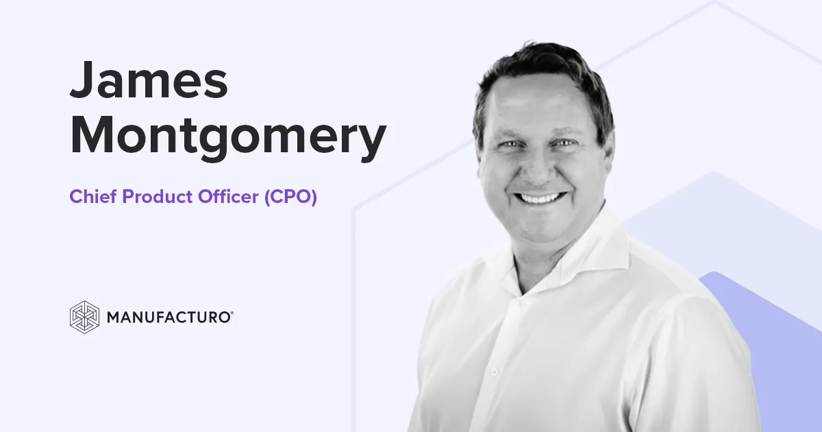 James Montgomery, Manufacturoの最高製品責任者、笑顔。Manufacturoのロゴは画像左側にあります。
